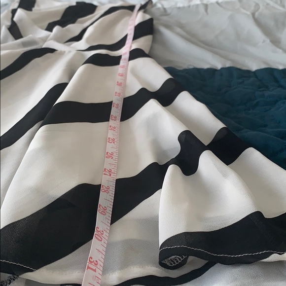 Black and off white dress with keyhole in front - Picture 4 of 5